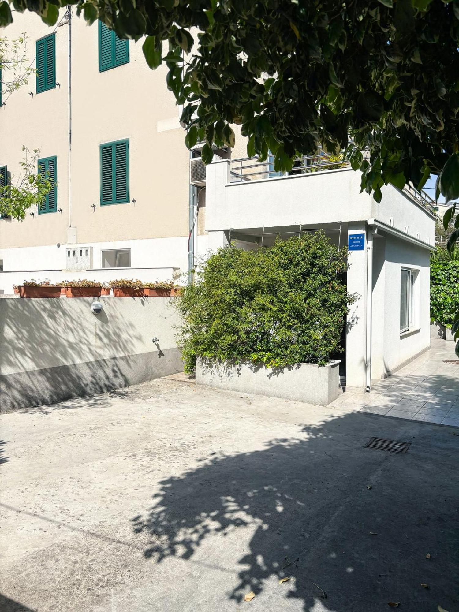 Apartments And Rooms Tudor Split Exterior foto